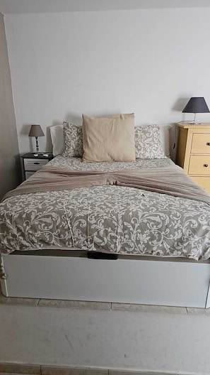 1 chambre, fer et planche Ă repasser, Wi-Fi gratuit, draps fournis