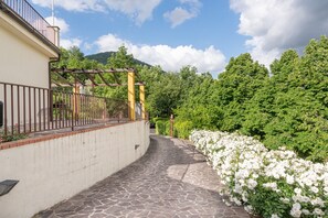 Property grounds - Villa "L'Incompiuta" with Mountain View, Shared Pool & Wi-Fi (VICCHIO DI MUGELLO)