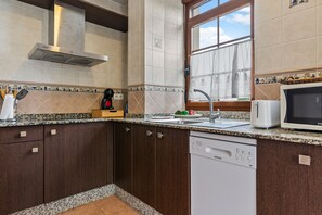 Refrigerador, microondas, placa de cocina, cafetera/tetera