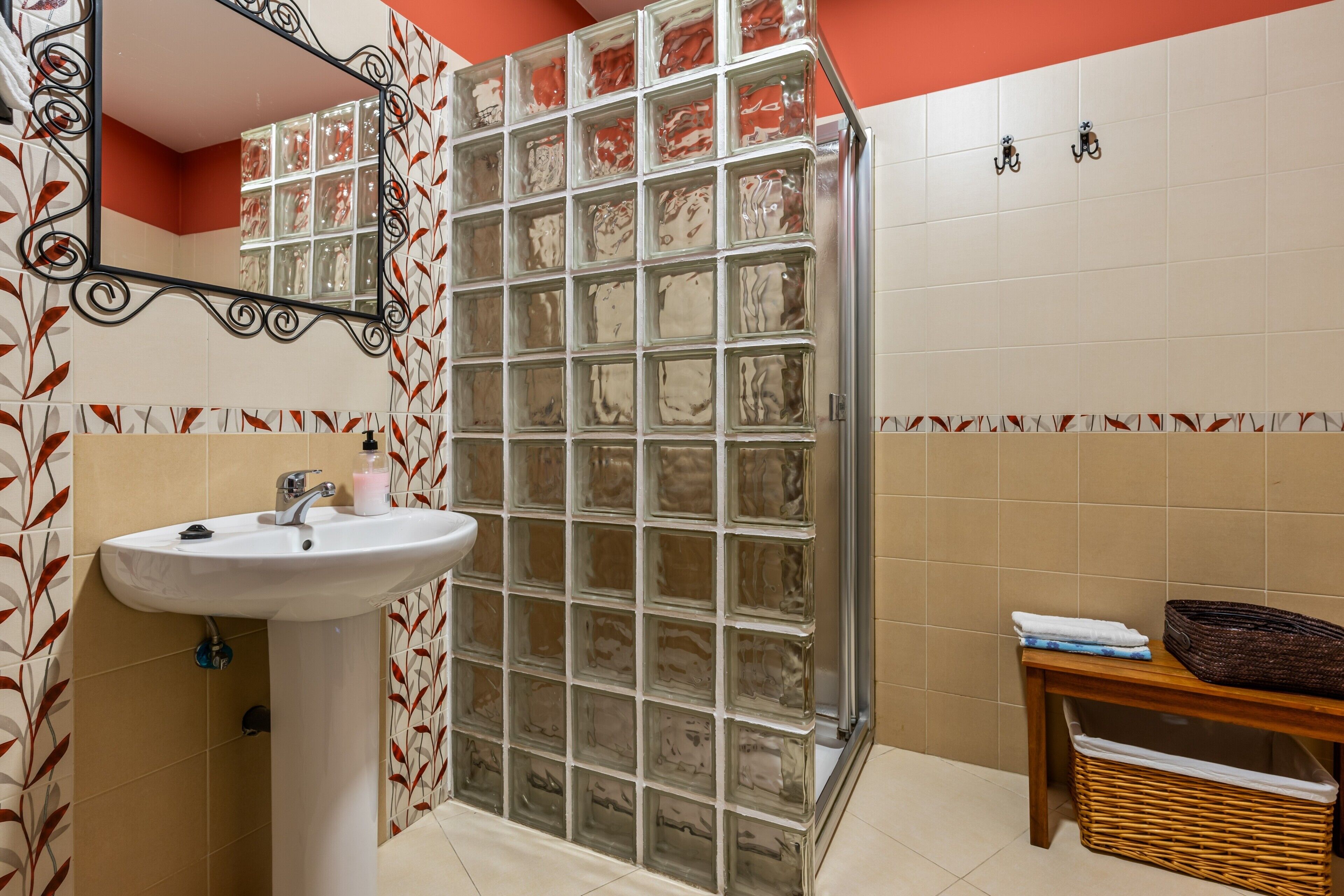 Douche, sèche-cheveux, serviettes fournies