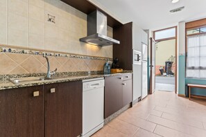 Refrigerador, microondas, placa de cocina, lavavajillas