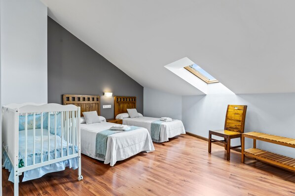 2 bedrooms, iron/ironing board, free WiFi