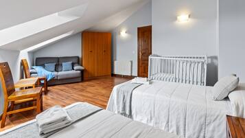 2 bedrooms, iron/ironing board, free WiFi