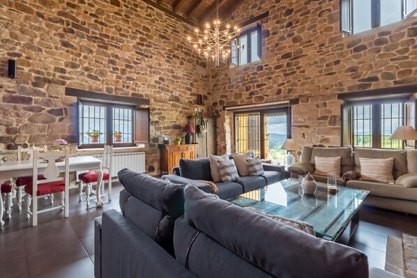 TV, fireplace, DVD player