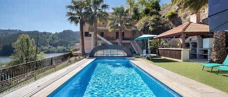 Alberca techada y alberca climatizada