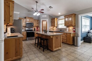 ثلاجة، ميكروويف، فرن، موقد طهي مسطح