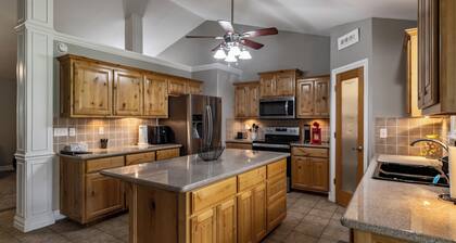 Lakeview Home in serene setting, 3 mi to Grove! Perfect for families & fishermen