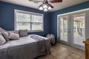 3 عدّة غرف نوم ومكتب وسرير سفر وواي فاي مجانًا