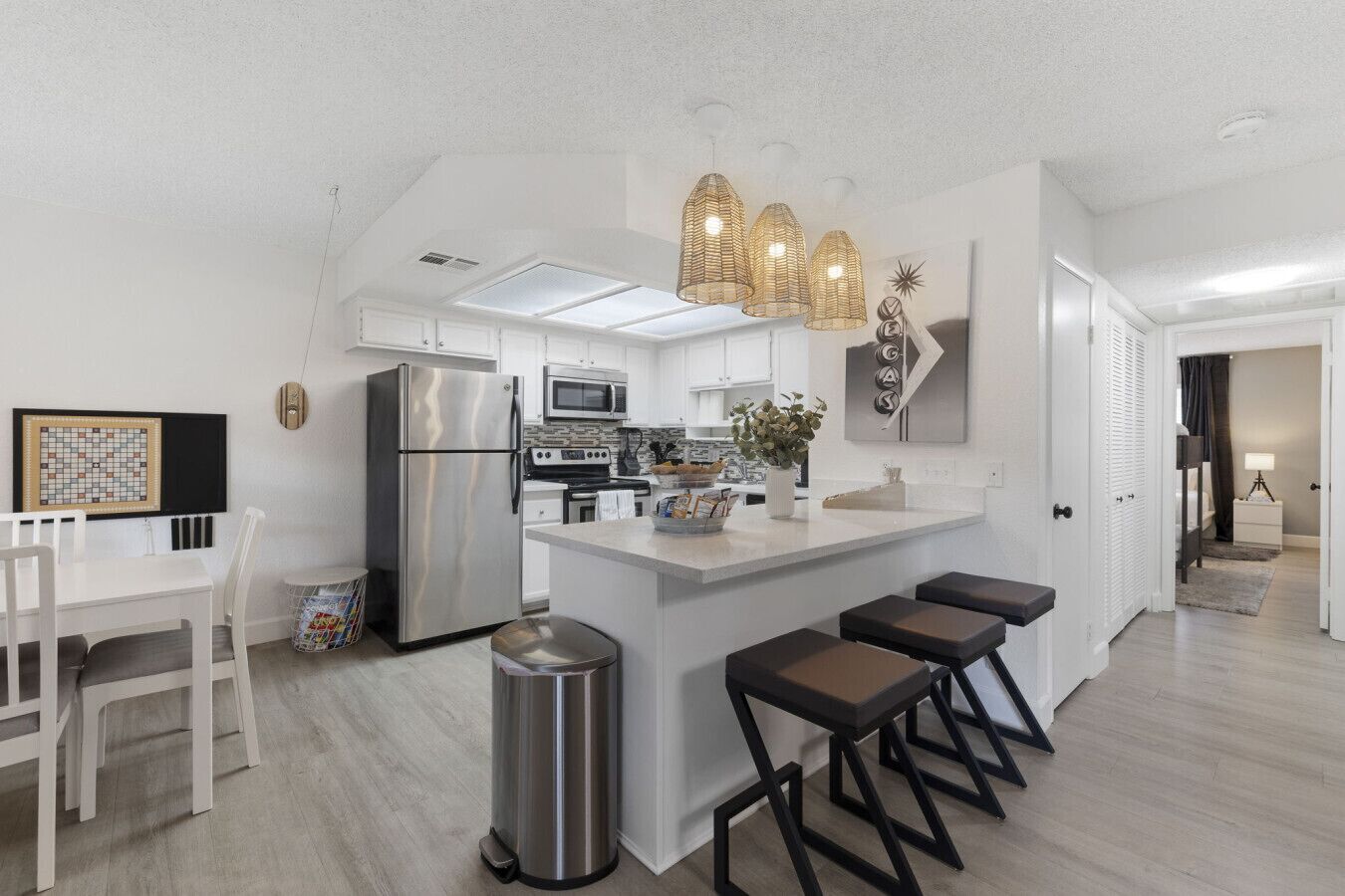 Kjøleskap, mikrobølgeovn, ovn og kokeplater