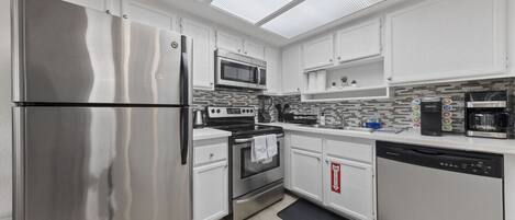 Kylskåp, mikrovågsugn, ugn och spishäll