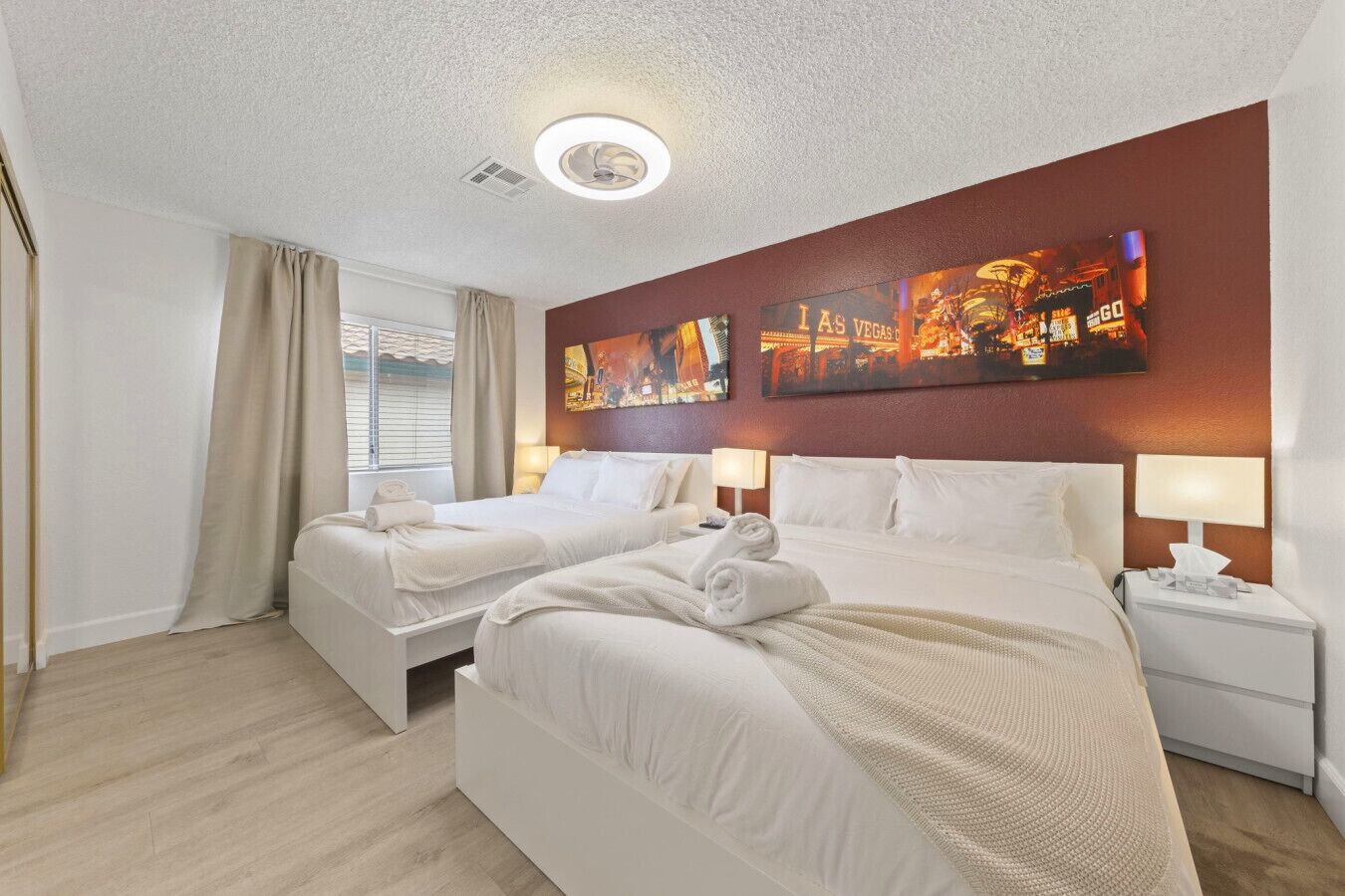 2 soverom, skrivebord, strykejern/-brett og reiseseng for barn