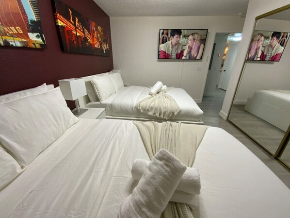 2 Schlafzimmer, Schreibtisch, Bügeleisen/Bügelbrett, Reisekinderbett
