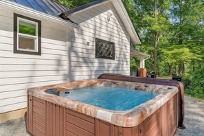 Outdoor spa tub - Historic Farmhouse|5 acres|Hot Tub| Parkway Access (Roanoke)