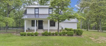 Historic Farmhouse|5 acres|Hot Tub| Parkway Access