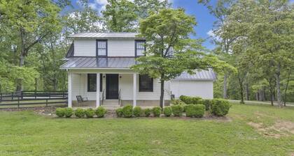 Historic Farmhouse|5 acres|Hot Tub| Parkway Access