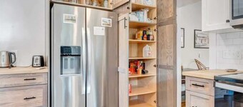 Historic Farmhouse|5 acres|Hot Tub| Parkway Access