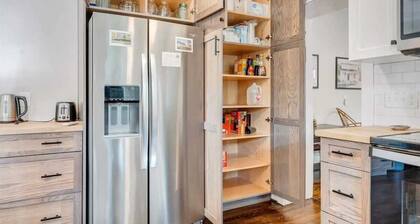 Historic Farmhouse|5 acres|Hot Tub| Parkway Access