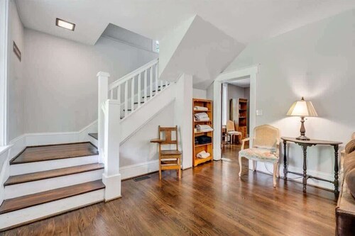 Historic Farmhouse|5 acres|Hot Tub| Parkway Access