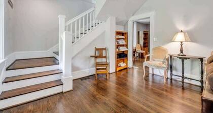 Historic Farmhouse|5 acres|Hot Tub| Parkway Access