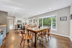 Dining - Historic Farmhouse|5 acres|Hot Tub| Parkway Access (Roanoke)