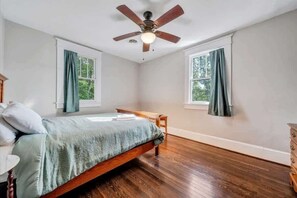 4 bedrooms, desk, iron/ironing board, travel crib - Historic Farmhouse|5 acres|Hot Tub| Parkway Access (Roanoke)