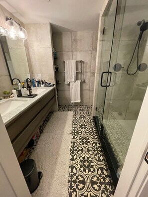 Shower, hair dryer, towels, soap - Luxury house in the most coveted part of Brooklyn- calm/minutes from Manhattan! (Brooklyn)
