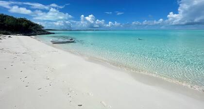 Charming power catamaran with 3 bedrooms and WiFi, AC in Paradise Island