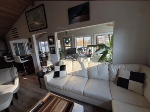 Smart-TV, Kamin, Tischfußball, Computerbildschirme