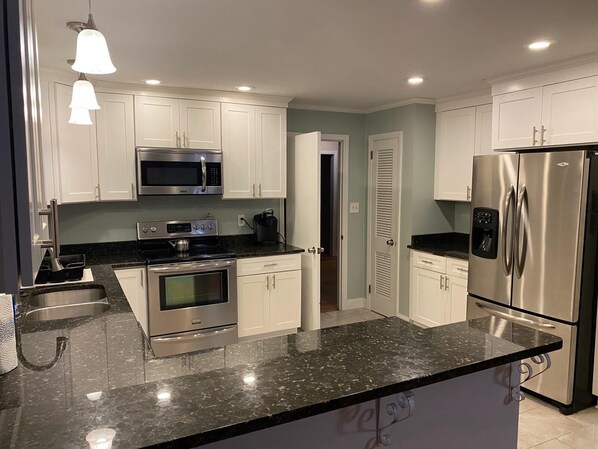 Microwave, oven, stovetop, dishwasher - Charming Vacation Home near Augusta masters, Perfect Retreat for the Tournament! (Augusta)