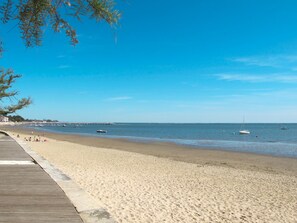Una spiaggia nelle vicinanze