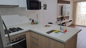 Frigorifero, microonde, forno, piano cottura