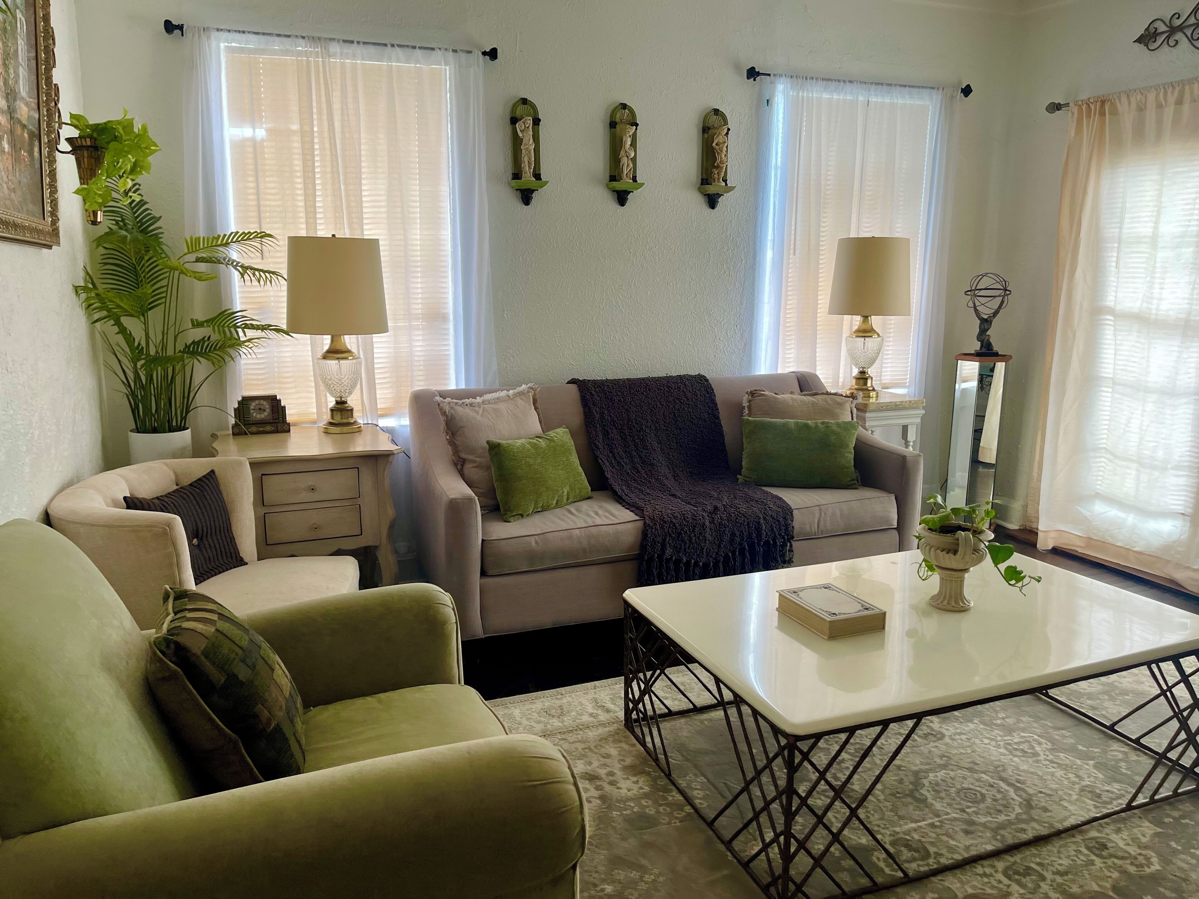 ARTSY Bishop Arts apt, walk to dining, cafés +bars
