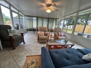 Smart TV, videojuegos, mesa de ping pong, libros