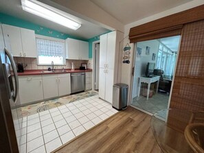 Køleskab, mikrobølgeovn, ovn, kogeplade