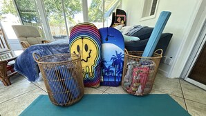 2 bedrooms, desk, iron/ironing board, travel cot - Game Sunroom-Sleeps 8-Beaches-RV Charger (Largo)