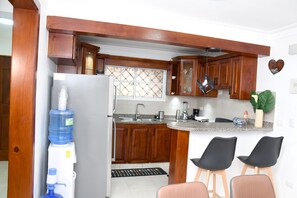 Microwave, oven, stovetop - Cozy 1st Floor 2-bedroom apartment in La Vega with WiFi, AC, Self-Check-In (La Vega)