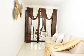 Smart TV - Cozy 1st Floor 2-bedroom apartment in La Vega with WiFi, AC, Self-Check-In (La Vega)