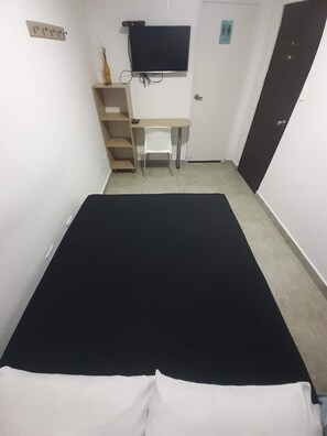 Economy Double Room | Desk, laptop workspace, free WiFi - Hotel Primavera Zero (Medellín)