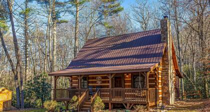 Hidden Hideaway 2 Bedroom Cabin by RedAwning