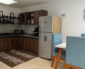 Refrigerador, microondas, parrilla de estufa y cafetera y tetera 