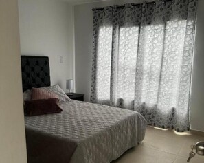 3 bedrooms, desk, free WiFi, bed sheets