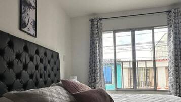 3 bedrooms, desk, free WiFi, bed sheets