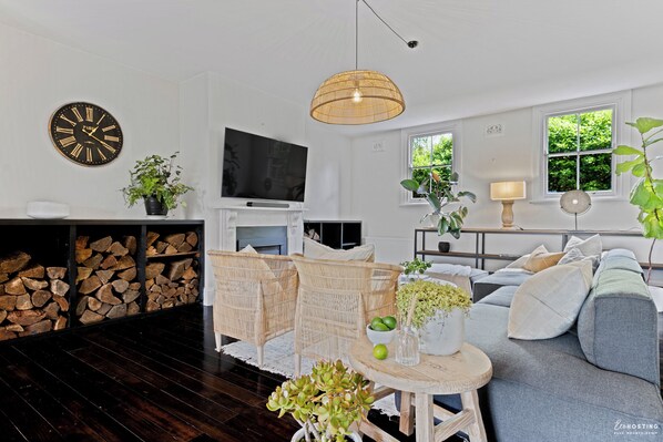 スマートテレビ、暖炉、ステレオ