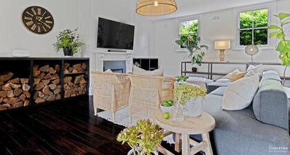 The Waratah House | Sauna, Firepit & Walk to Town Centre