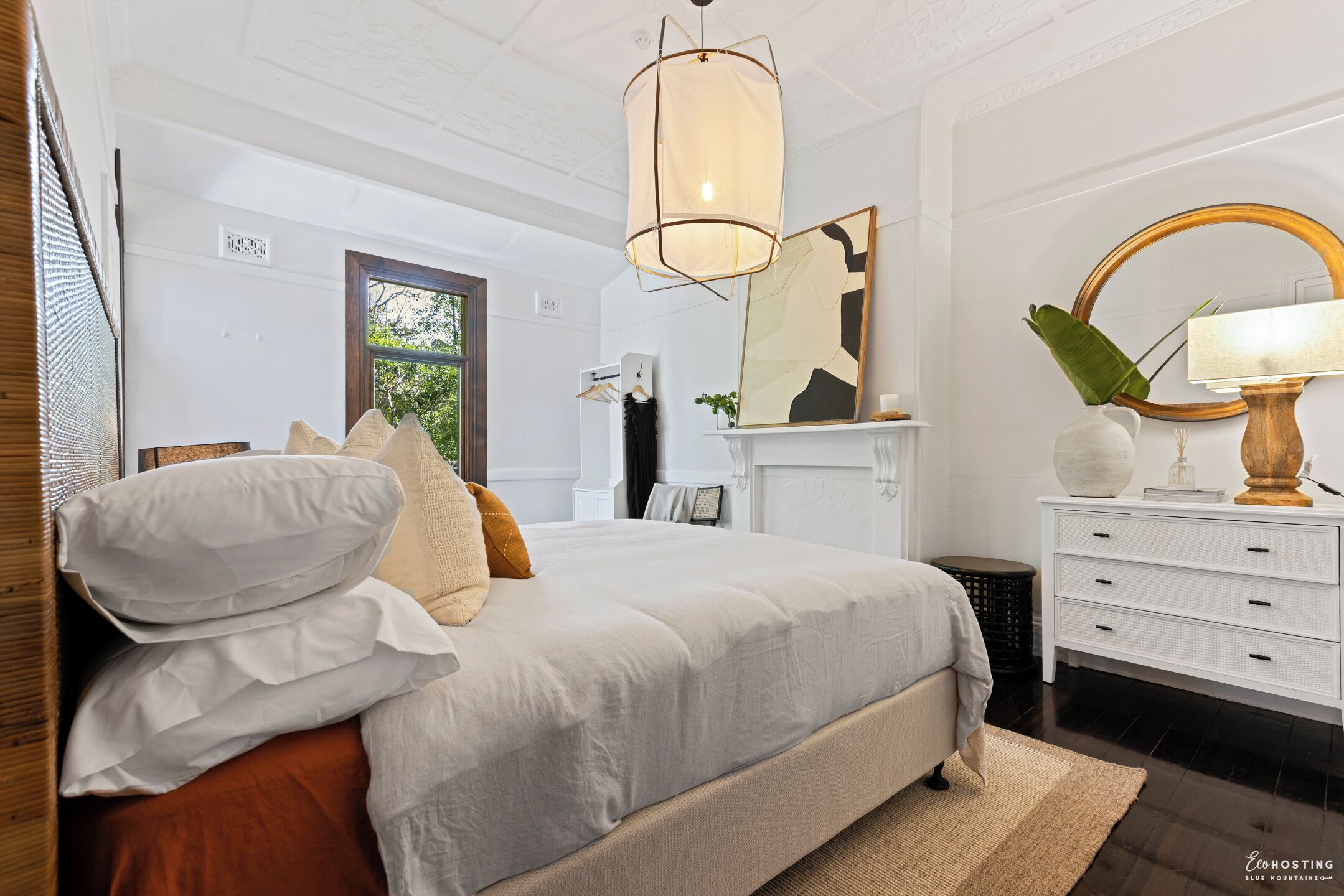 6 bedrooms, desk, iron/ironing board, travel crib