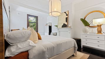 6 bedrooms, desk, iron/ironing board, travel cot