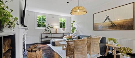 Smart TV, chimenea, estéreo