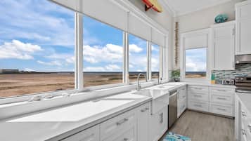 House, 3 Bedrooms | Private kitchen | Fridge, oven, coffee/tea maker, toaster