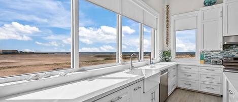 House, 3 Bedrooms | Private kitchen