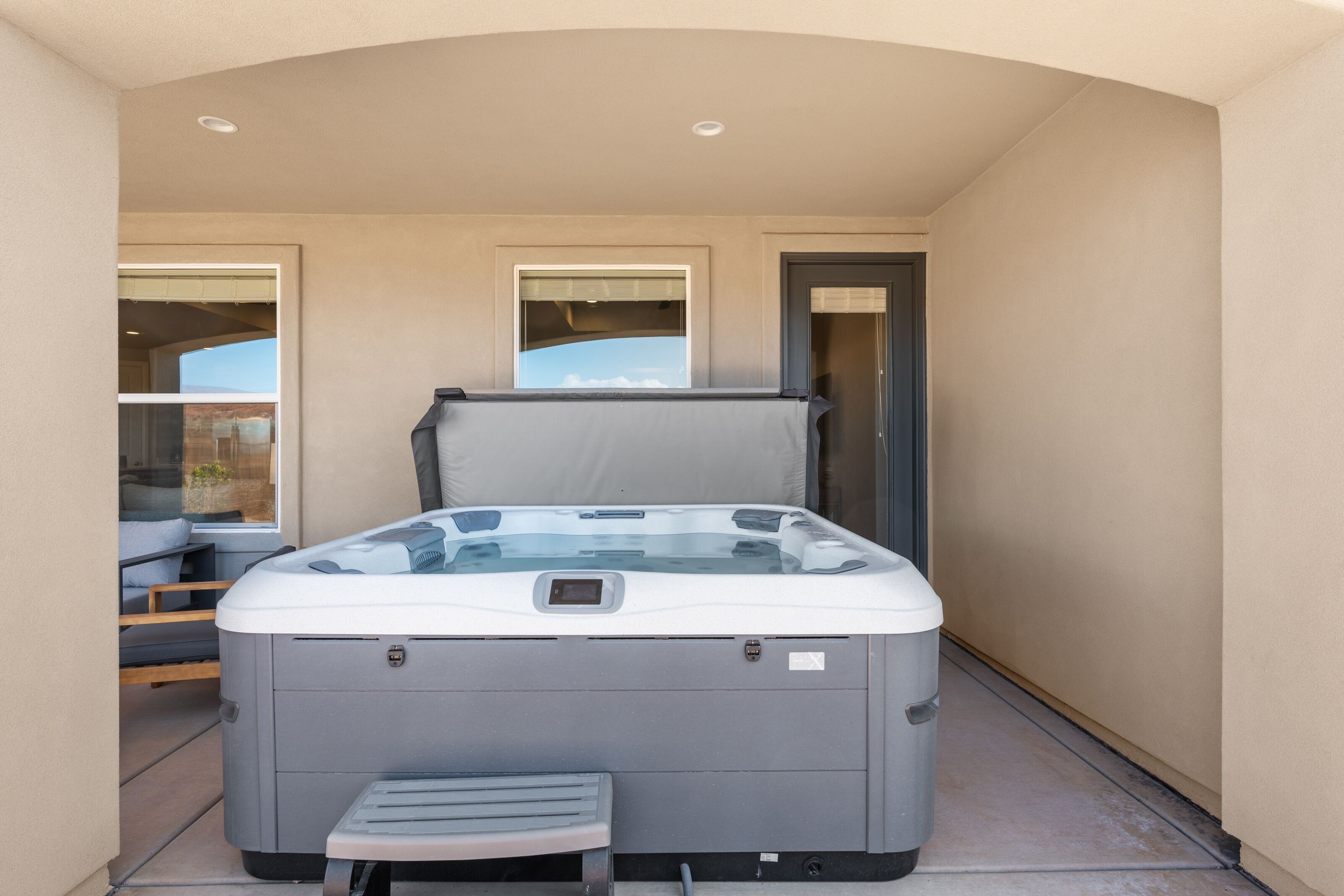 Ein Whirlpool mit Sitzbank, Fenster und Tür.